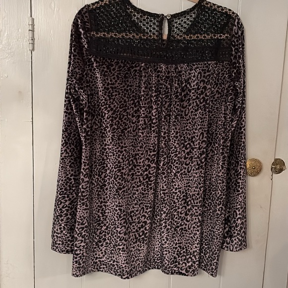 Weekend by Suzanne Betro Women’s Lace Trimmed Leopard velour Tunic EUC L - Picture 3 of 3